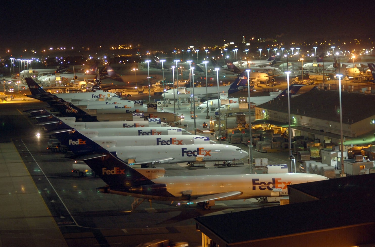 the-shipping-industry-is-poised-for-massive-upheaval-can-fedex-weather